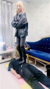 【兔兔大大】骑马爬行/舔脏鞋底/鞭打/踩踏/闻臭脚_绳艺资料库