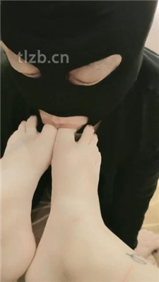 图片[3]-狐妹】狂舔黑丝裸足/骑脖