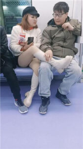 【乐爷】地铁上长靴戏耍路人_绳艺资料库