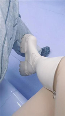 图片[2]-乐爷】地铁上长靴戏耍路人