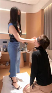 【小x大王】高跟凉鞋踩狗/鞭打/掐脖窒息/脚插嘴_绳艺资料库