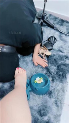 图片[4]-腿腿祖宗】踩脚垫/肉丝脚狂舔/脚喂食