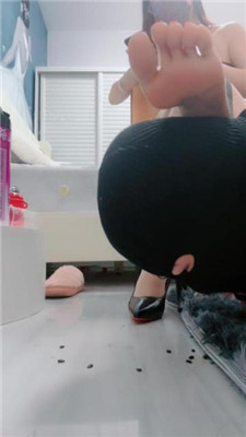 图片[17]-腿腿祖宗】踩脚垫/肉丝脚狂舔/脚喂食