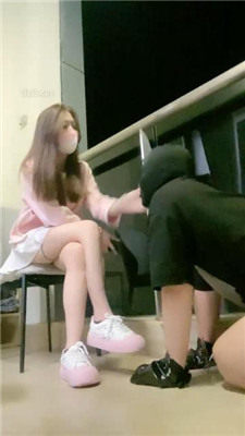 图片[2]_小软】艺校女神-运动鞋黑棉袜踩踏喂食/吃袜子/喝口水圣水_HD绳艺资源网