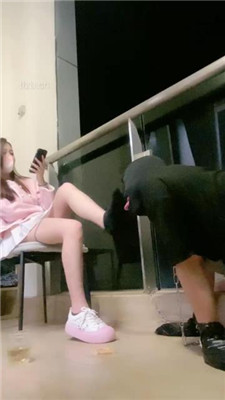 图片[17]_小软】艺校女神-运动鞋黑棉袜踩踏喂食/吃袜子/喝口水圣水_HD绳艺资源网