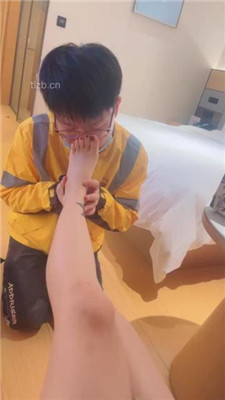 图片[3]_盖洛】惩罚迟到的外卖员-短靴原味黑棉袜_HD绳艺资源网