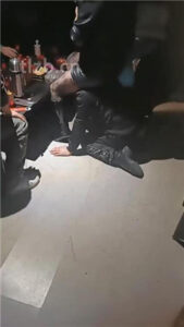 【乐爷】KTV聚会公开处刑-长靴踩虐踢踹_绳艺资料库视频资源下载