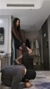 【皮皮】跑骚的代价-高跟长腿踩踏_绳艺资料库