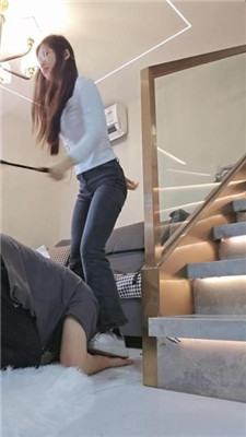 【嘉妮】运动后脏鞋臭袜踩虐_绳艺资料库视频资源下载