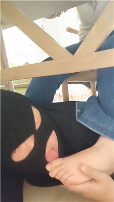 【樱樱】桌底视角-高中生S让狗除脚臭【下】_绳艺资料库视频资源下载