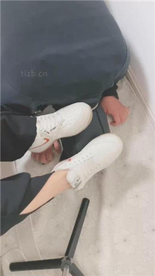 【上上】强迫狗舔穿一天的白鞋原味船袜_绳艺套路直播视频资源网