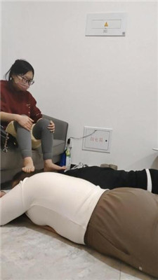 图片[4]_樱樱情侣主-让闺蜜下跪伺候-奴下奴/舔脚/耳光五