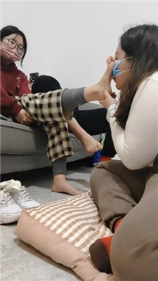 图片[5]_樱樱情侣主-让闺蜜下跪伺候-舔鞋底闻棉袜二