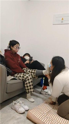 图片[2]_樱樱情侣主-让闺蜜下跪伺候-舔鞋底闻棉袜二